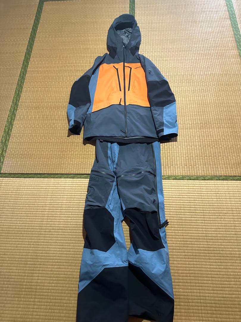 ピークパフォーマンス　Vertical Gore-Tex Proスキーウエア