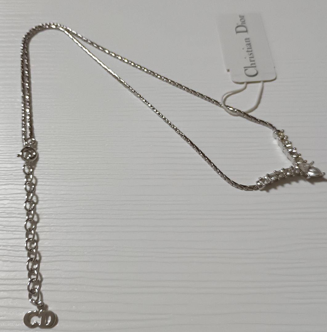 【クリスチャン・ディオール】Ｖモチーフ　ネックレス　シルバーカラー