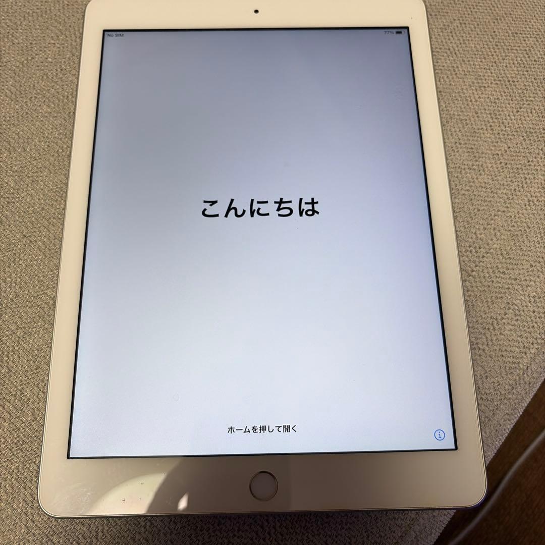 Apple iPad 第6世代　シルバー 本体　Lightningケーブル付き