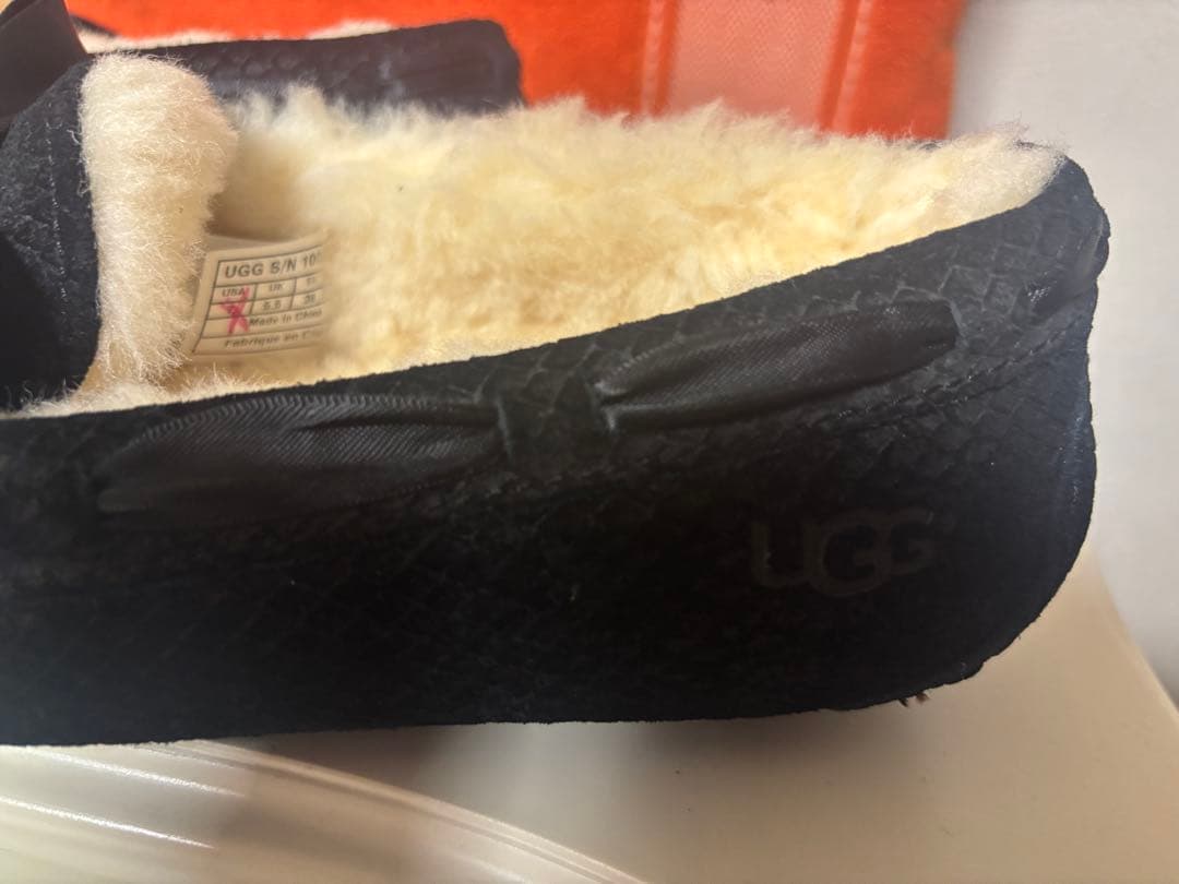 ★UGG 黒リボン付きモカシン★新品未使用