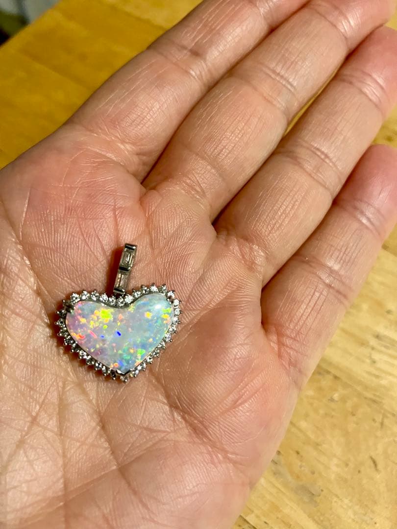 pt900＊美しいハートのオパール＆ダイヤ取り巻きペントップです