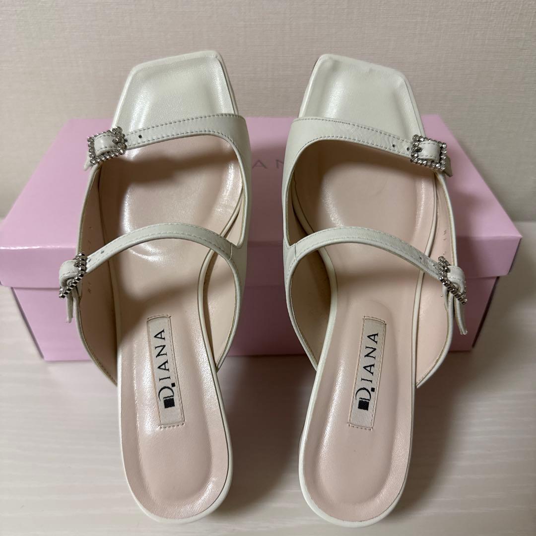 DIANA 繊細なビジューバックルが輝く♪ストリングミュール