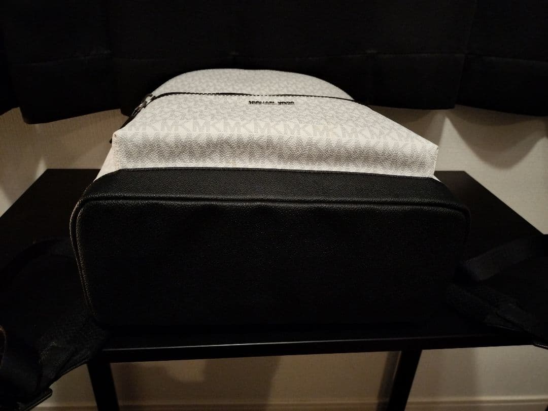 MICHAEL KORS ロゴ入りバックパック