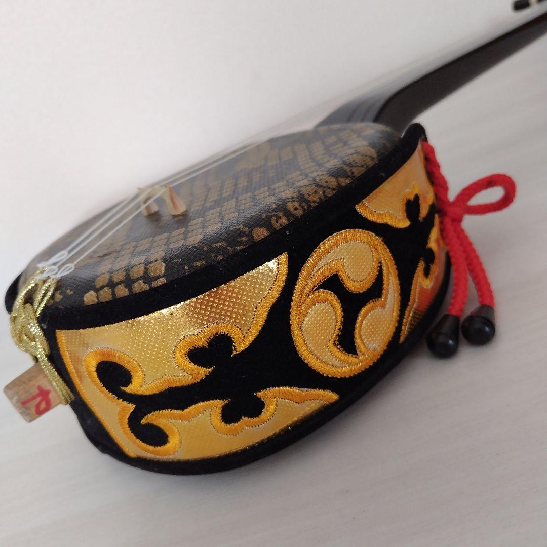 三線本体 黒と金の装飾 3弦