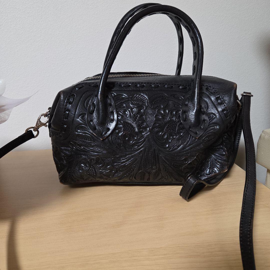 グレースコンチネンタルカービングトライブスボストンバッグショルダー付きブラック