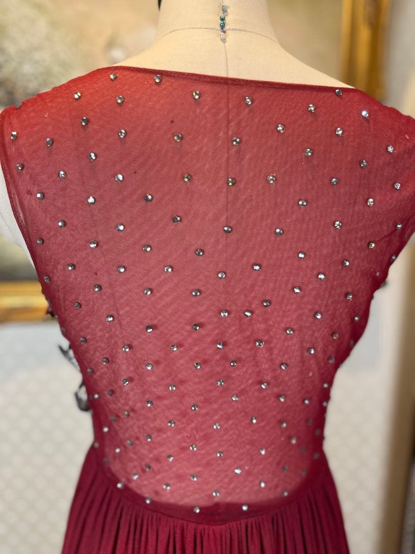 バーガンディ レース装飾付きドレス