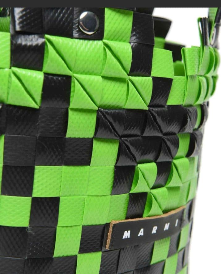 マルニ　MARNI グリーンとブラックのかごバッグ