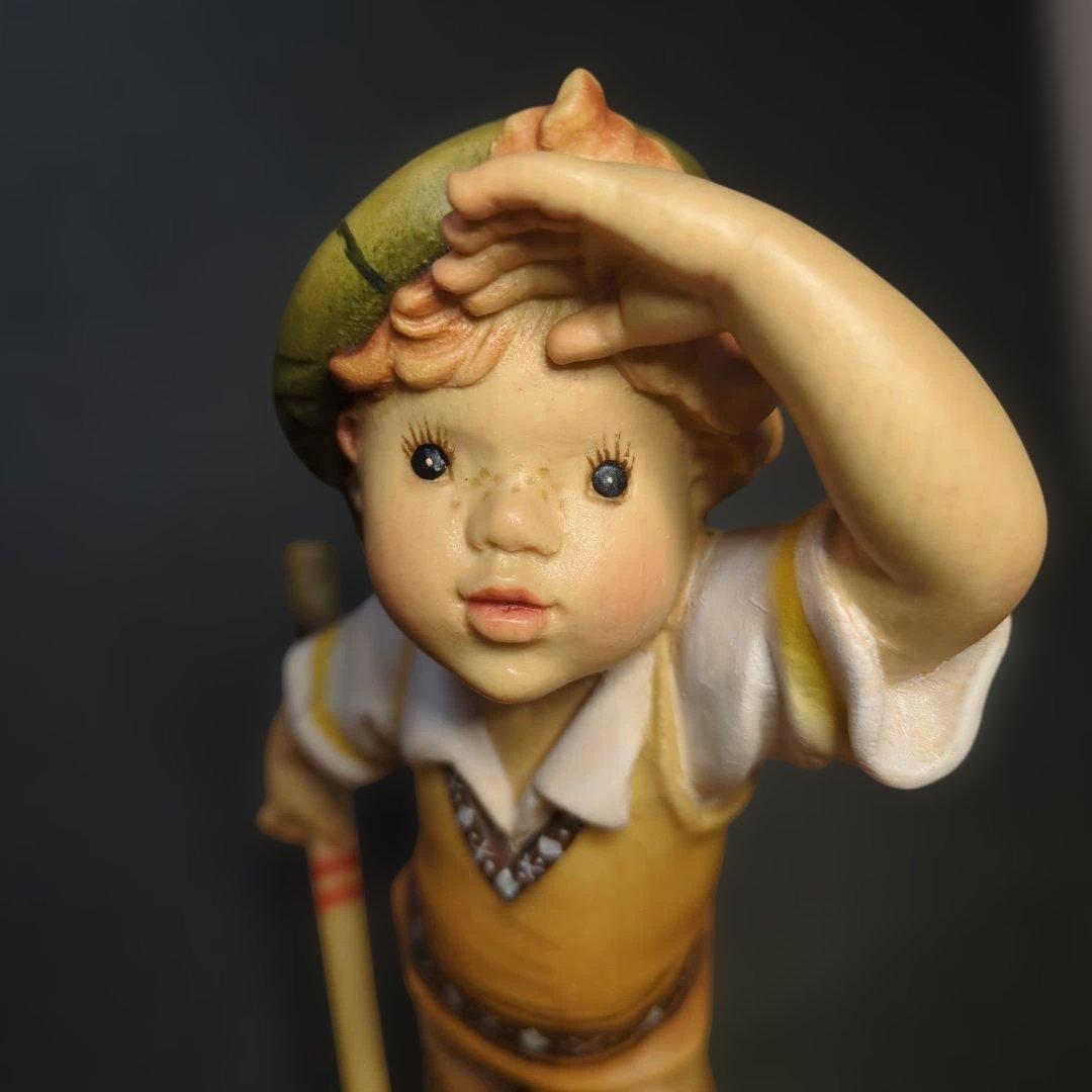 イタリア　アンリ社　木彫りの人形 ゴルフ少年　という作品