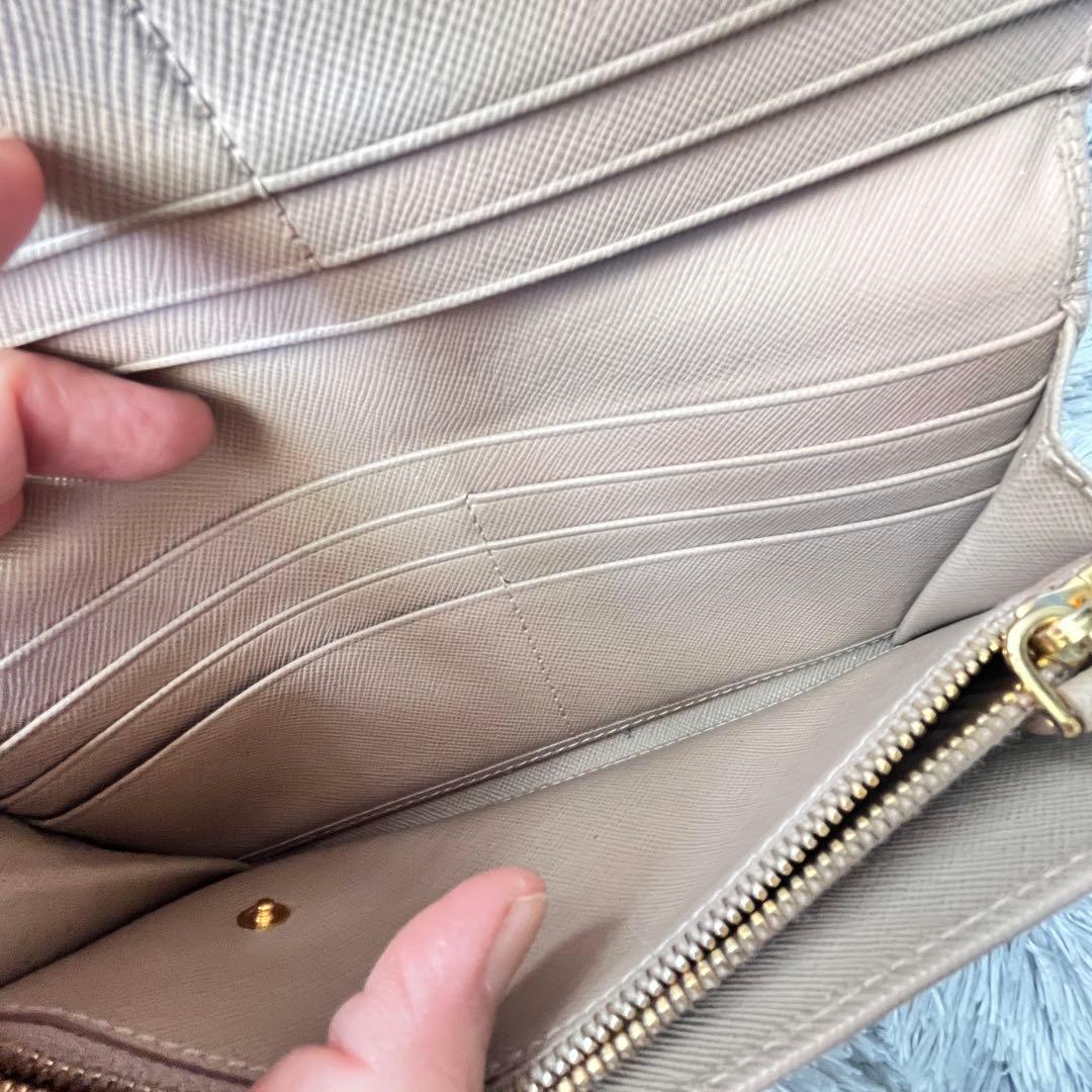 良品✨PRADA フィオッコ　メタルロゴ　サフィアーノ　長財布　ベージュ