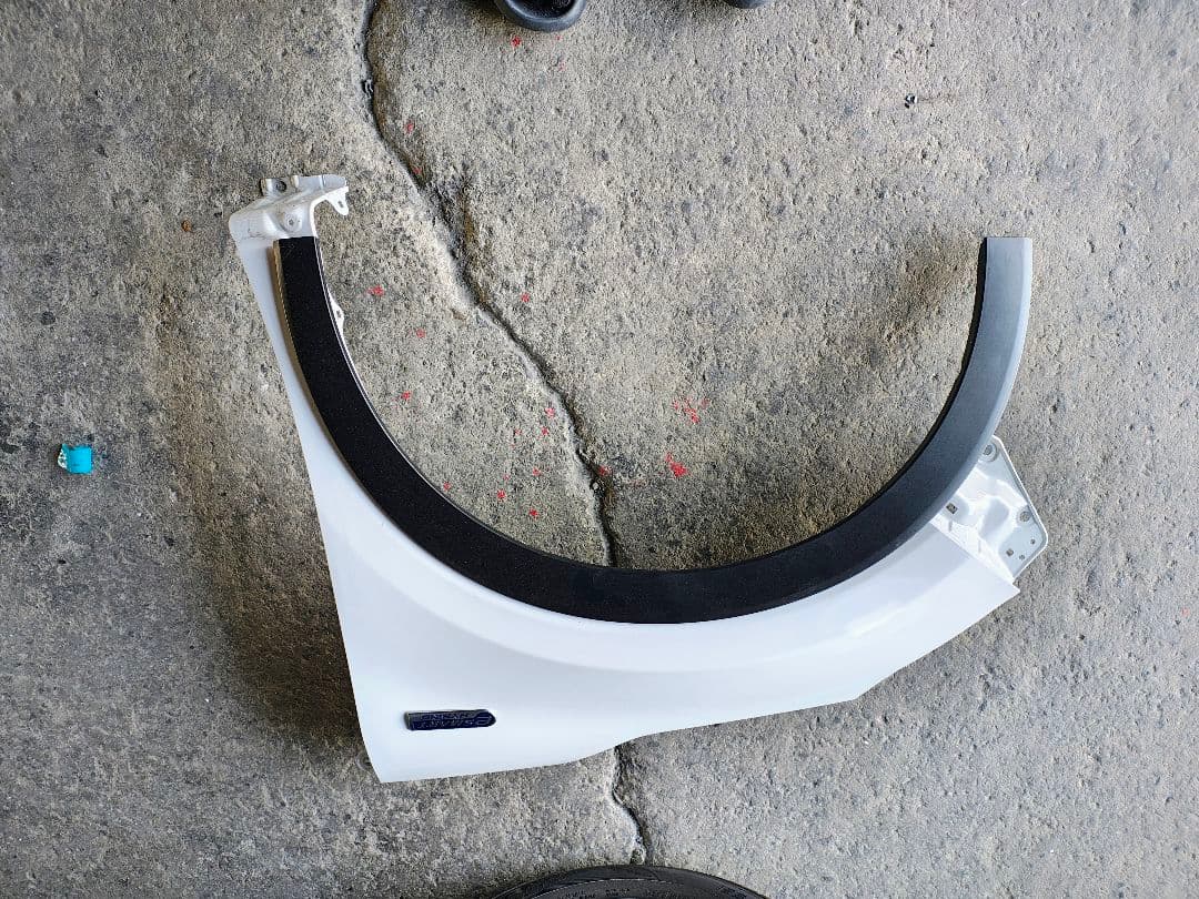 ダイハツ　ロッキー　左フェンダー　補修済