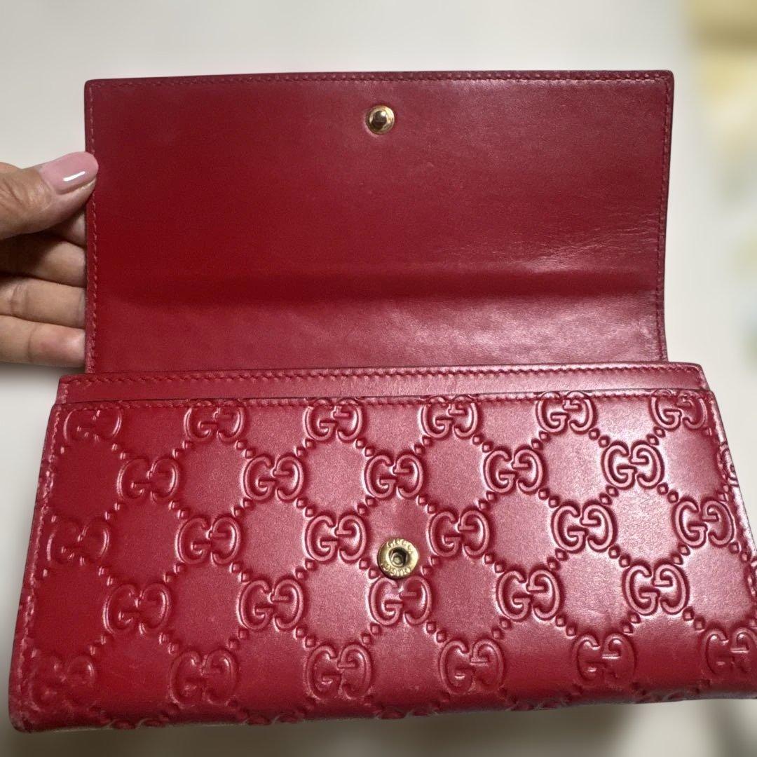 エンボスロゴデザインの赤いGUCCI長財布。