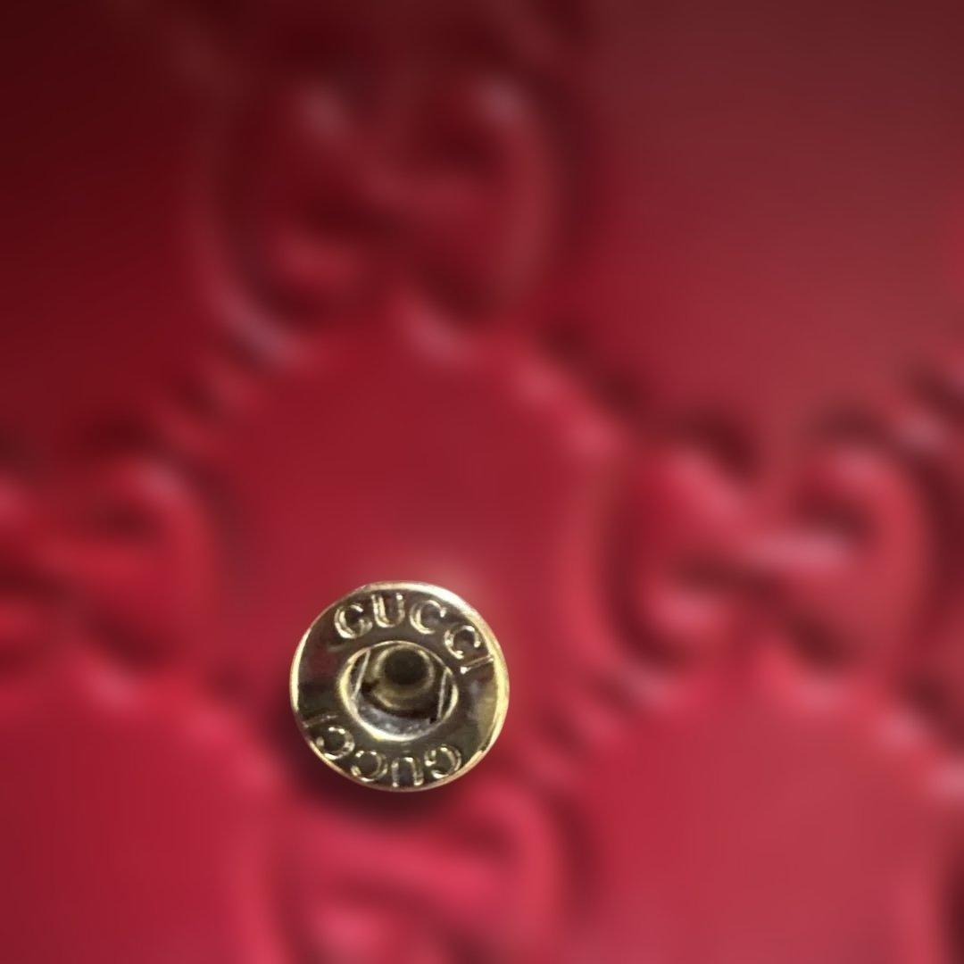 エンボスロゴデザインの赤いGUCCI長財布。