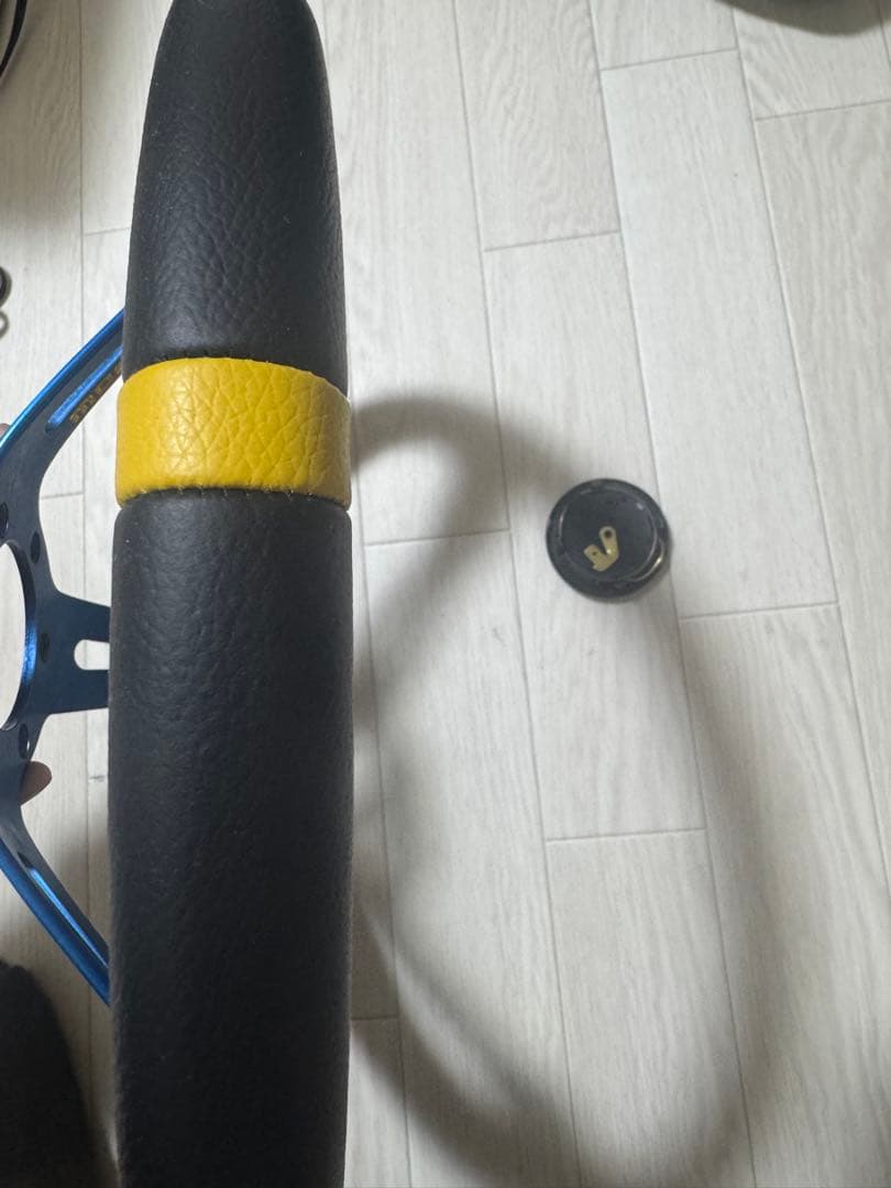 momo ステアリング 3スポーク 青/黒/黄