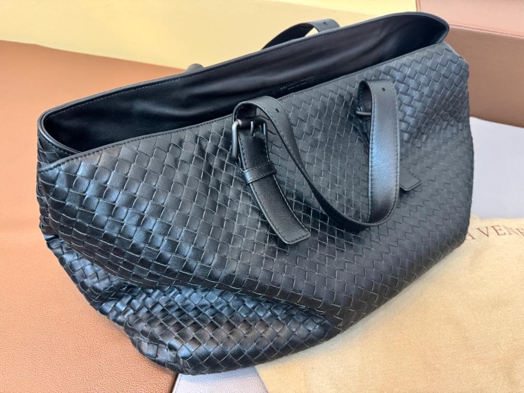 Bottega Veneta ブラックレザーボストンバッグ