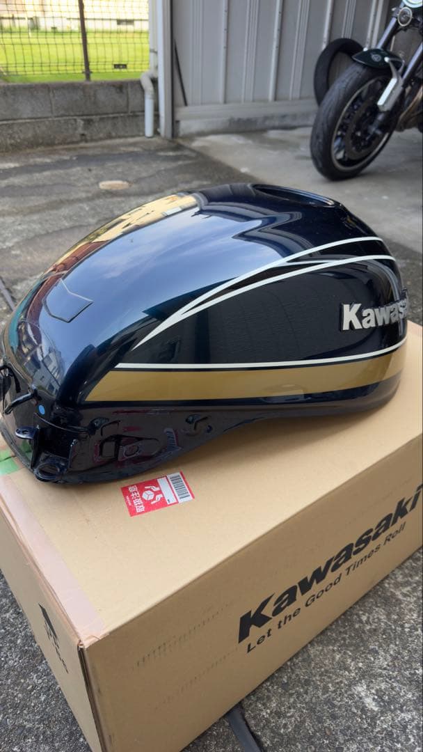 M*a様 Z900RS フューエルタンク 中古品