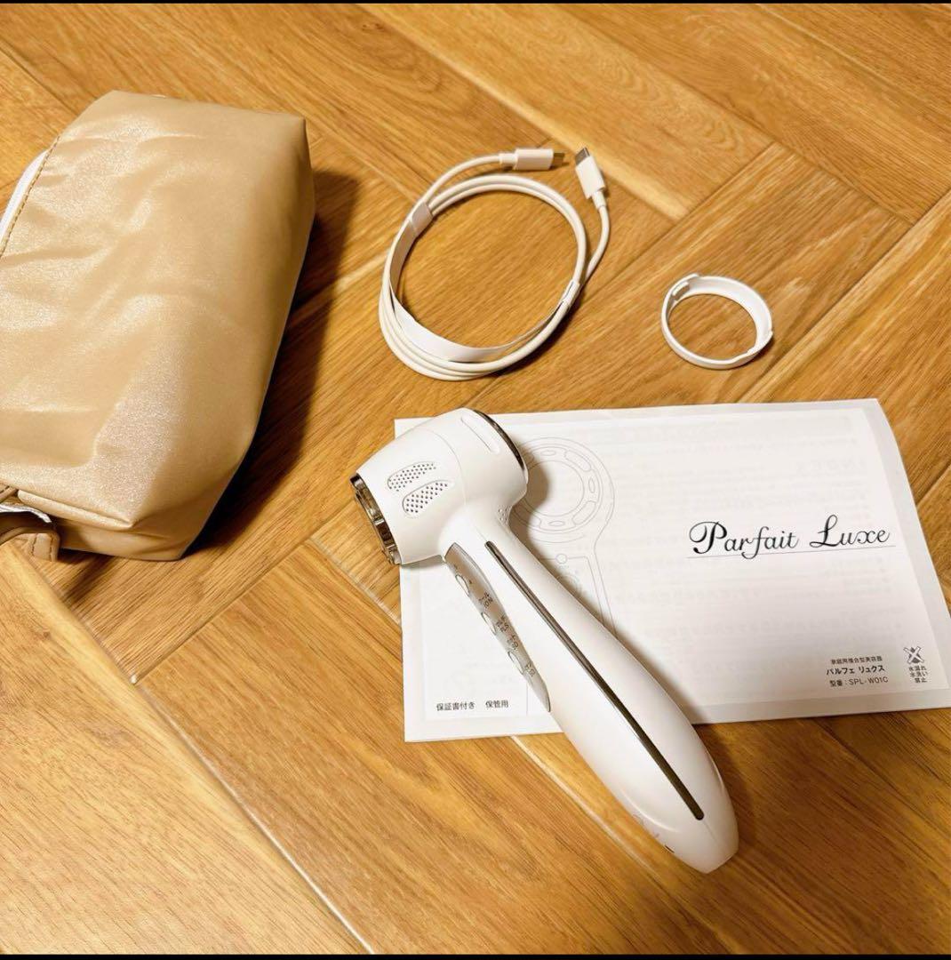 パルフェリュクス
美顔器 EMS機能 5段階調整 USBケーブル・ポーチ付き