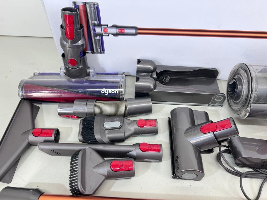 Dyson Cyclone V10 Fluffy 本体とアタッチメント