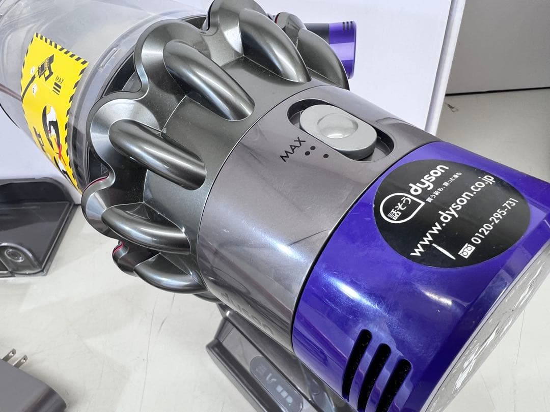 Dyson Cyclone V10 Fluffy 本体とアタッチメント