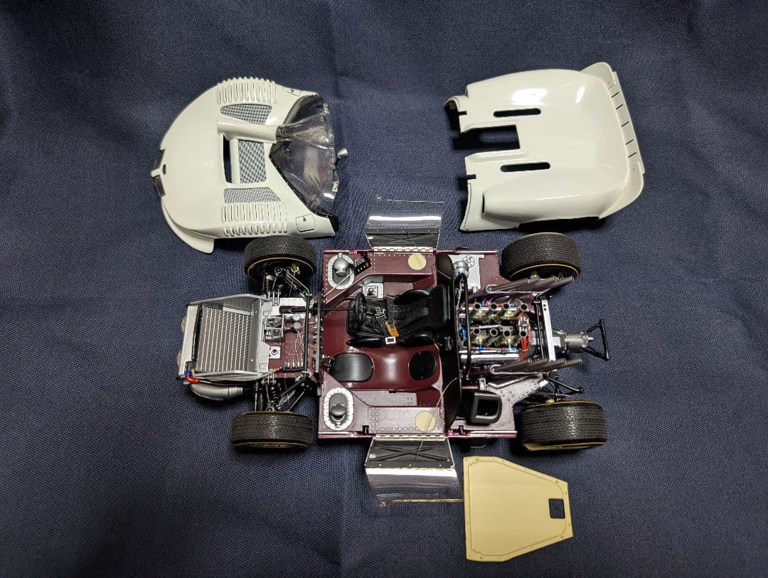 exotoエグゾト製1/18ミニカー ホワイト/バーガンデ