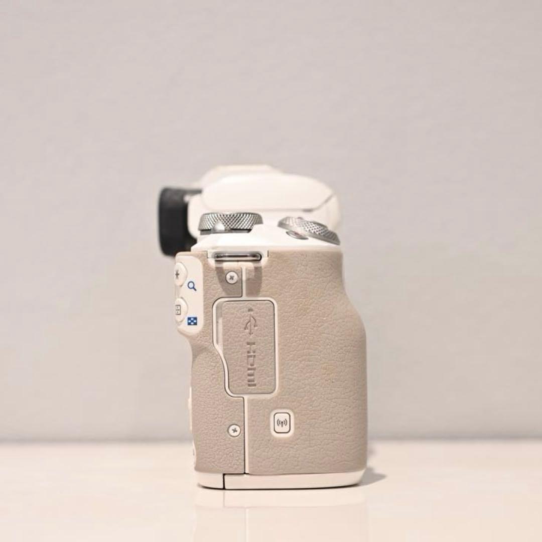 Canon EOS KISSM2 ダブルズームレンズキット　レンズ他3本付き