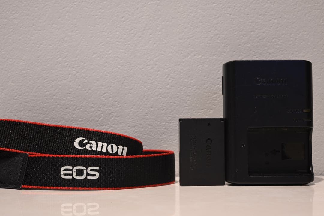 Canon EOS KISSM2 ダブルズームレンズキット　レンズ他3本付き