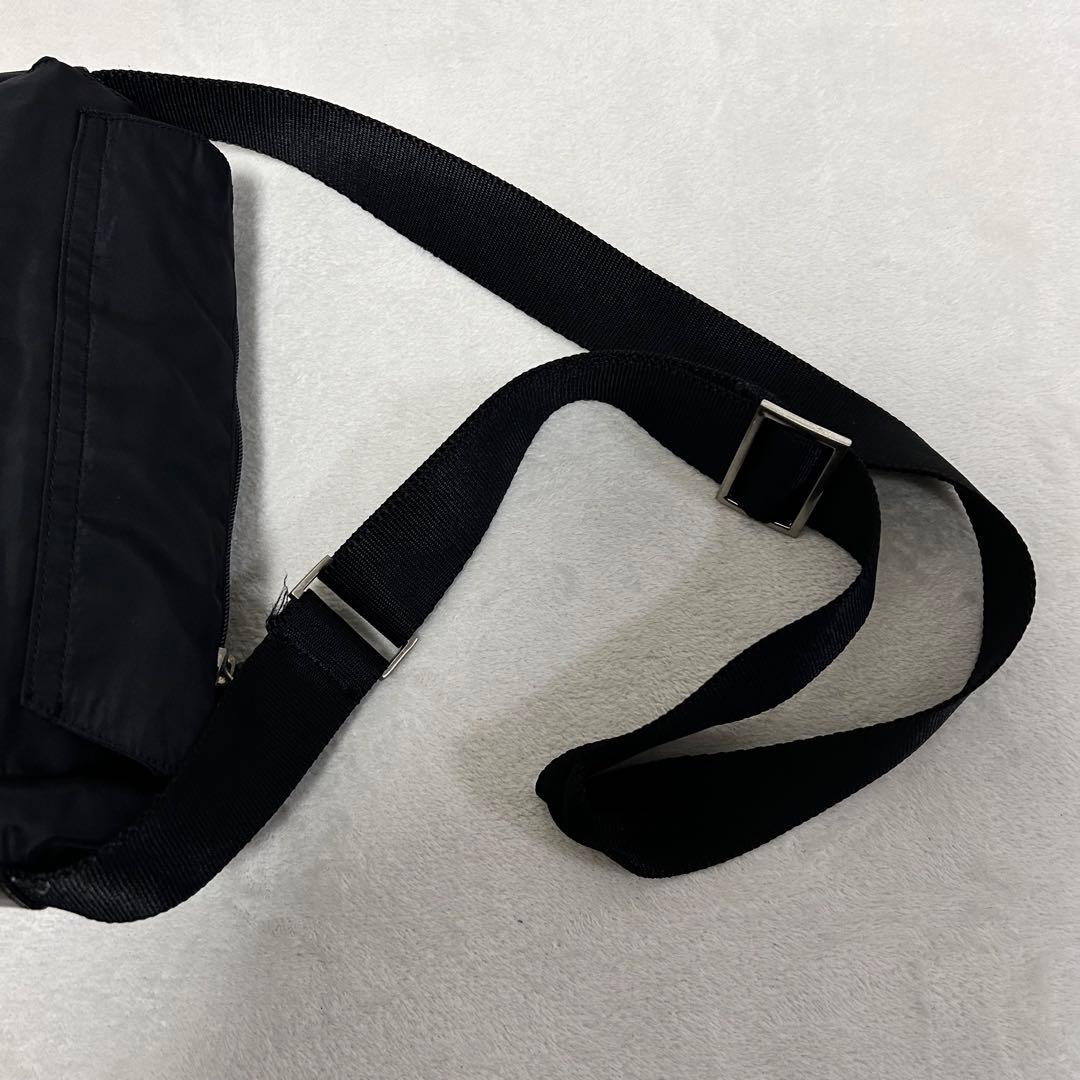 プラダ PRADA ナイロン ショルダーバッグ 三角ロゴプレート ブラック