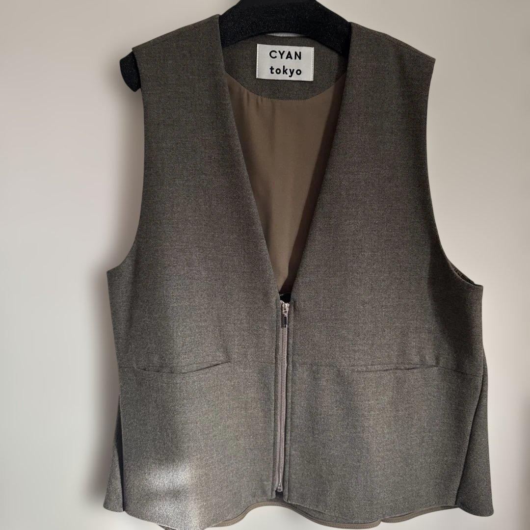 専用です！cyan ジップフレアジレ　、バックチュールインナー、アームウォーマー