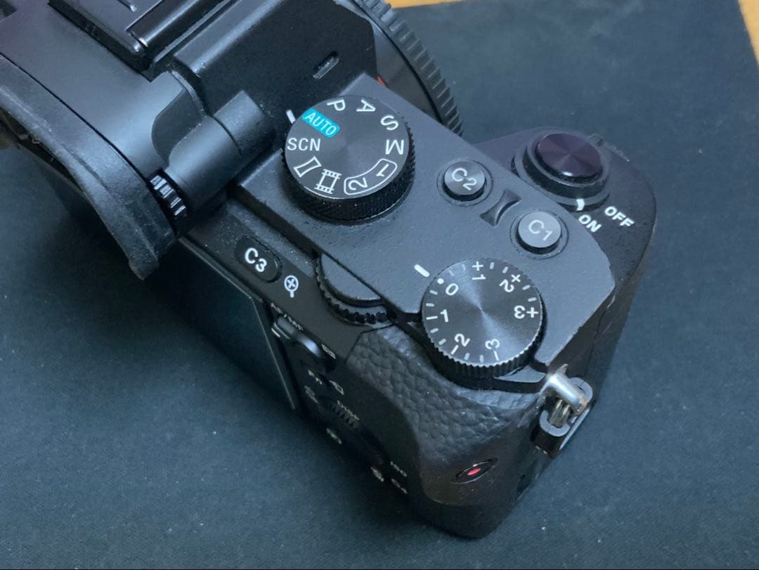 L*i様 SONY α7 II (ILCE-7M2)純正バッテリ3個、充電器セッ