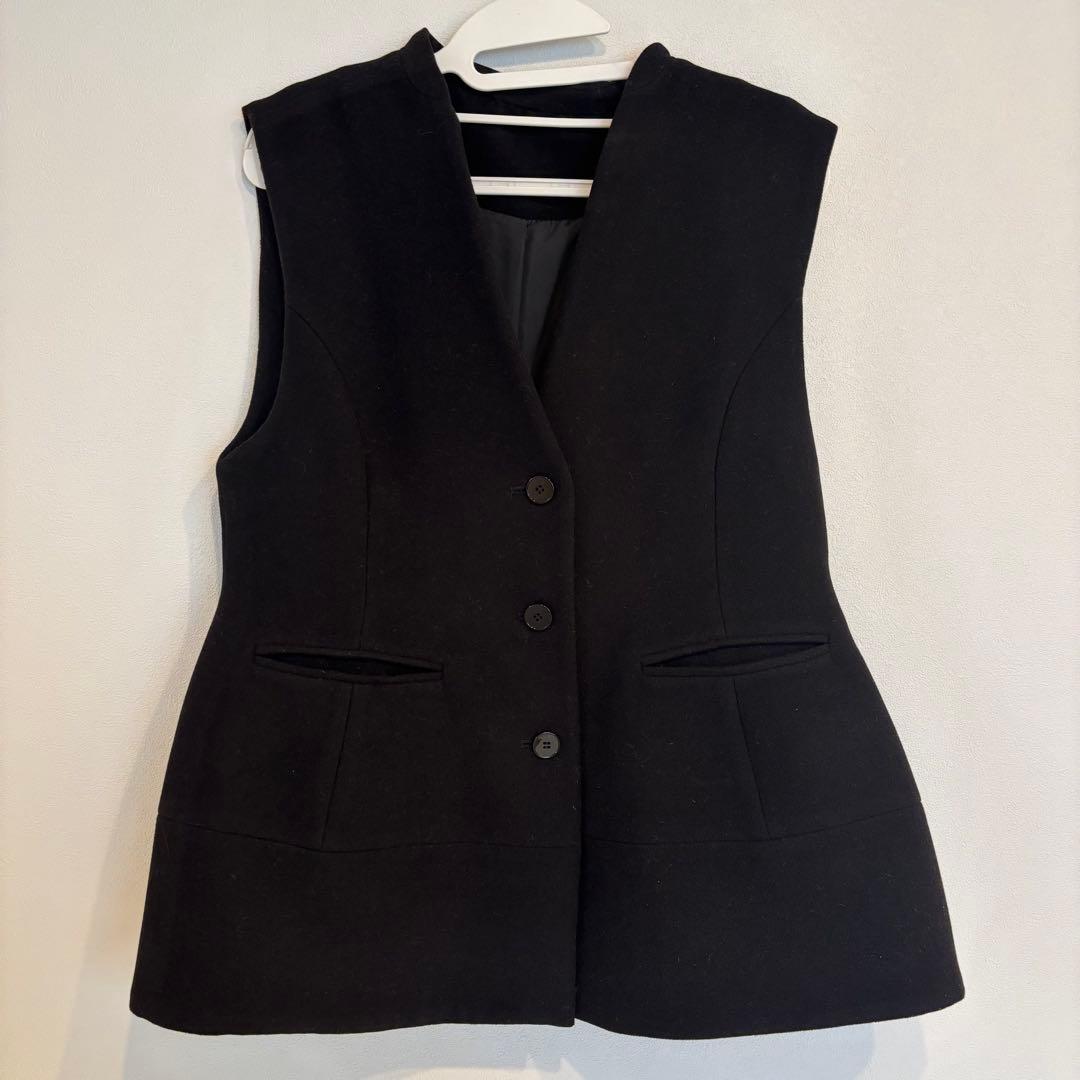 【美品】マチャット machatt ベスト黒　ぺプラムベスト　ジレ