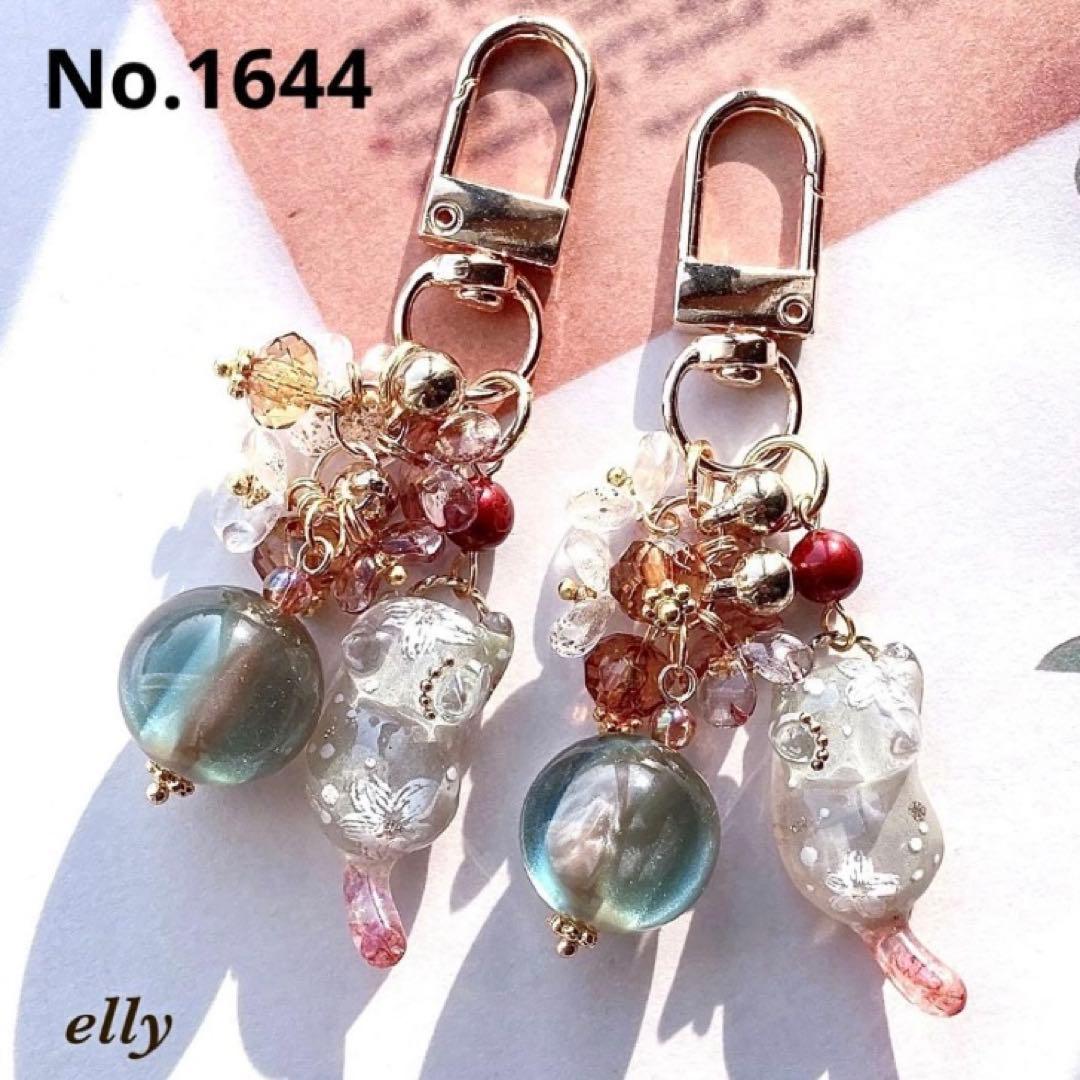 【りくみん様】1617.手染めビーズ　フラワー　蝶々　じゃれ猫　レジン　チャーム