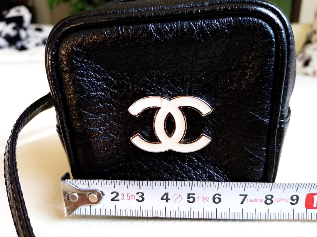 CHANEL ブラック 革製ミニポーチ