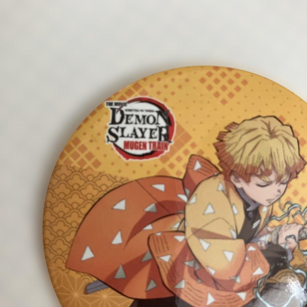 希少‼️海外版　鬼滅の刃‼️我妻善逸　バッジ　送込