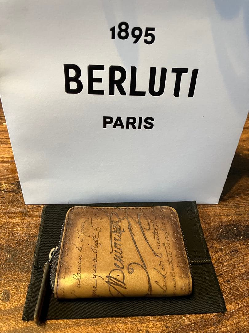 BERLUTI ブラウンミニ財布 手書き風デザイン