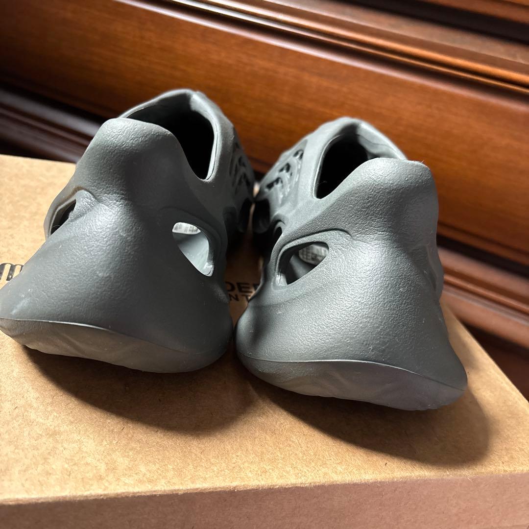 adidas YEEZY Foam Runner Carbon カーボン
