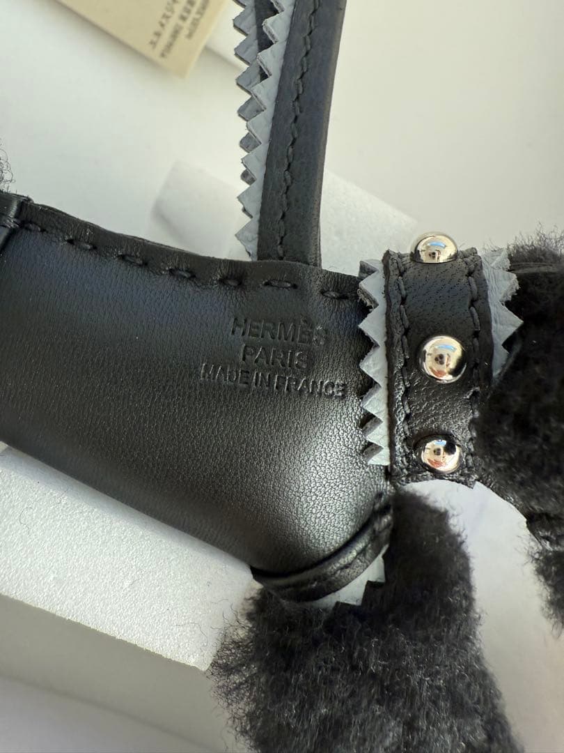 本物保証エルメスバディチャーム 首輪付きクロ×グリパンタン【2025年春夏新色】