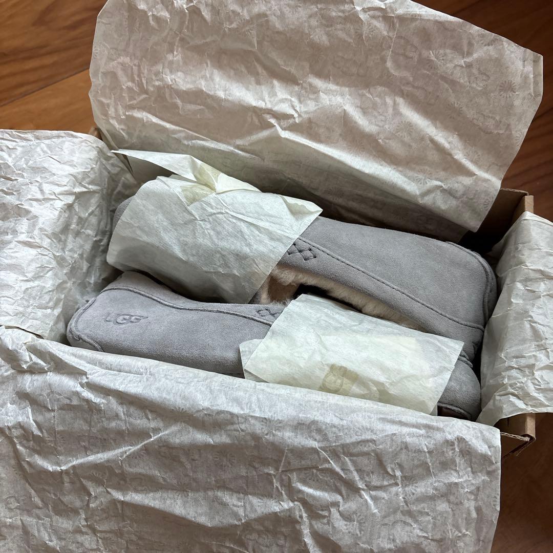 【新品・未使用】UGG アグ　クリスタルと花のモカシン　23㎝