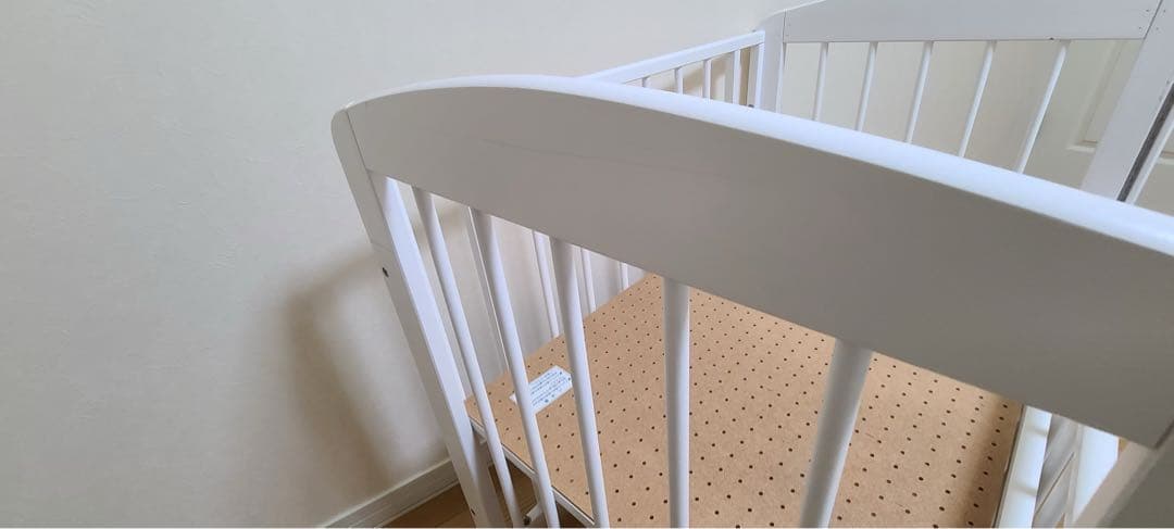 送料込み❤︎ カトージ　ホワイト木製　ミニベビーベッド　キャスター付き　90×60