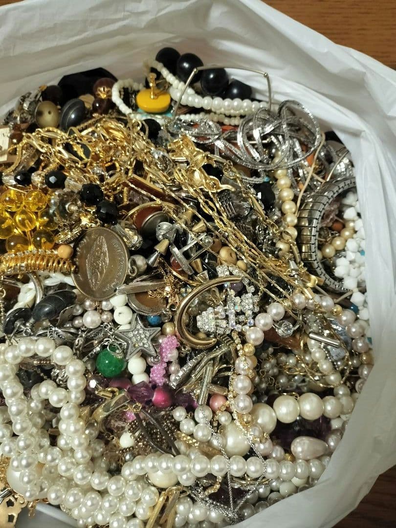 アクセサリー　まとめ売り　ジャンク　イミテーション　8.4kg