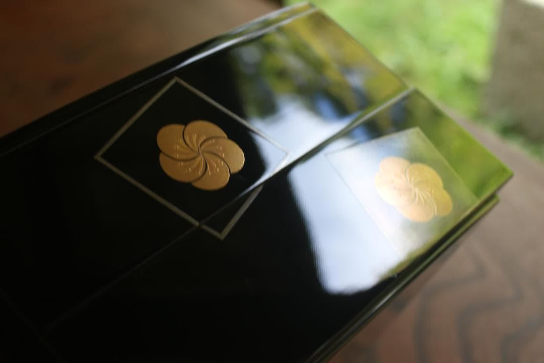 デッドストック！上質内朱黒漆に優美な梅蒔絵の映える二段重（検輪島塗重箱お重