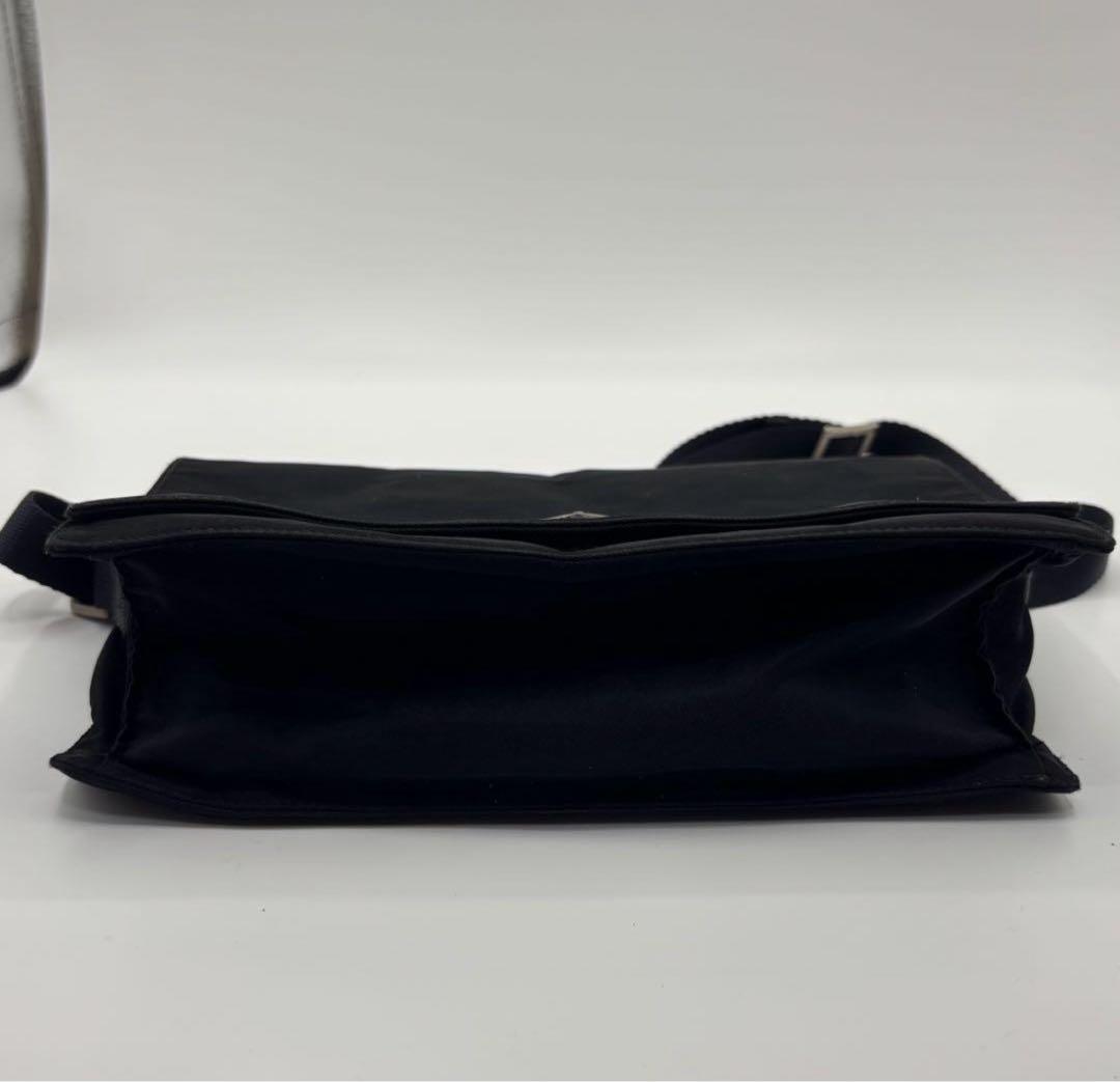 PRADA プラダ ショルダーバッグ メッセンジャー フラップ 三角ロゴ