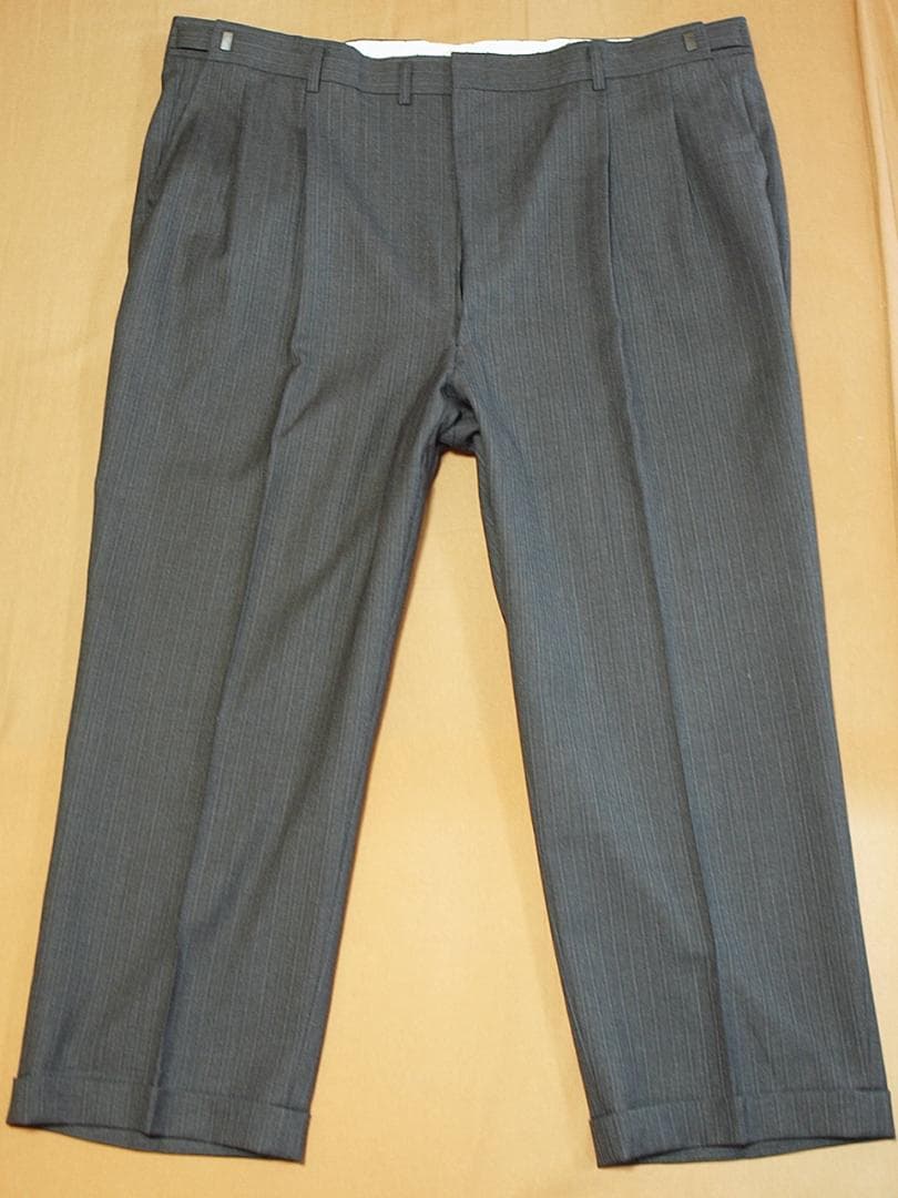 アジャスター付きＫ７サイズ ２ボタンスーツ秋冬物グレーxストライプ柄