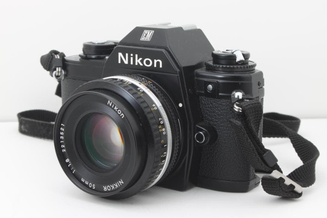 Nikon EM 　Nikkor 50mm f/1.8パンケーキレンズ