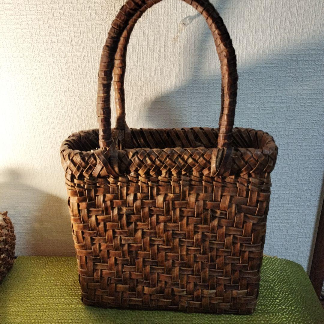 胡桃の皮網代編みかごバッグサイズ:約よこ22✕高さ20✕幅10