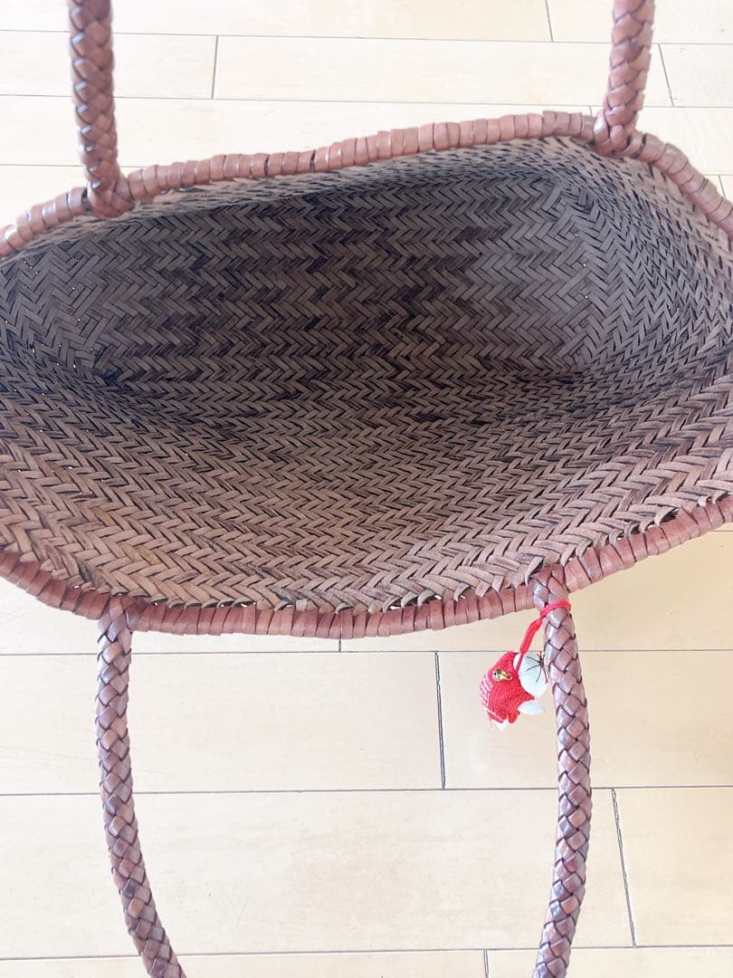 レザーブラウン編み込みトートバッグ　チャーム付き