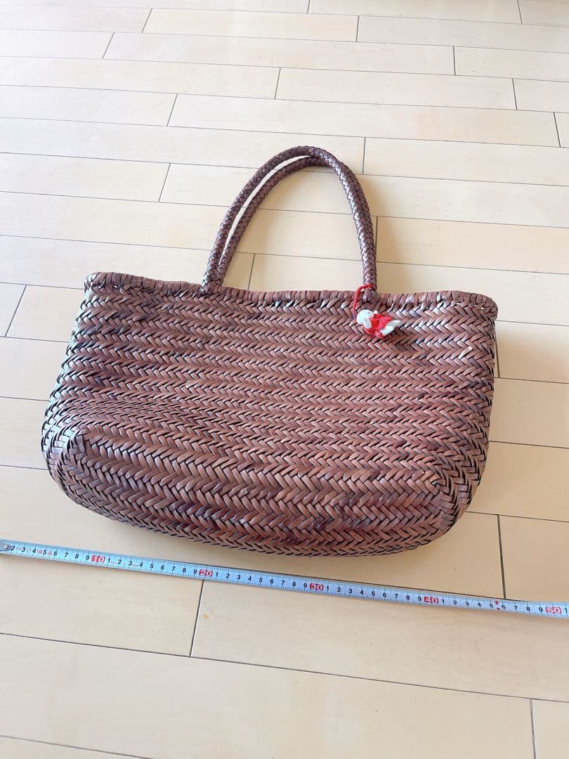 レザーブラウン編み込みトートバッグ　チャーム付き