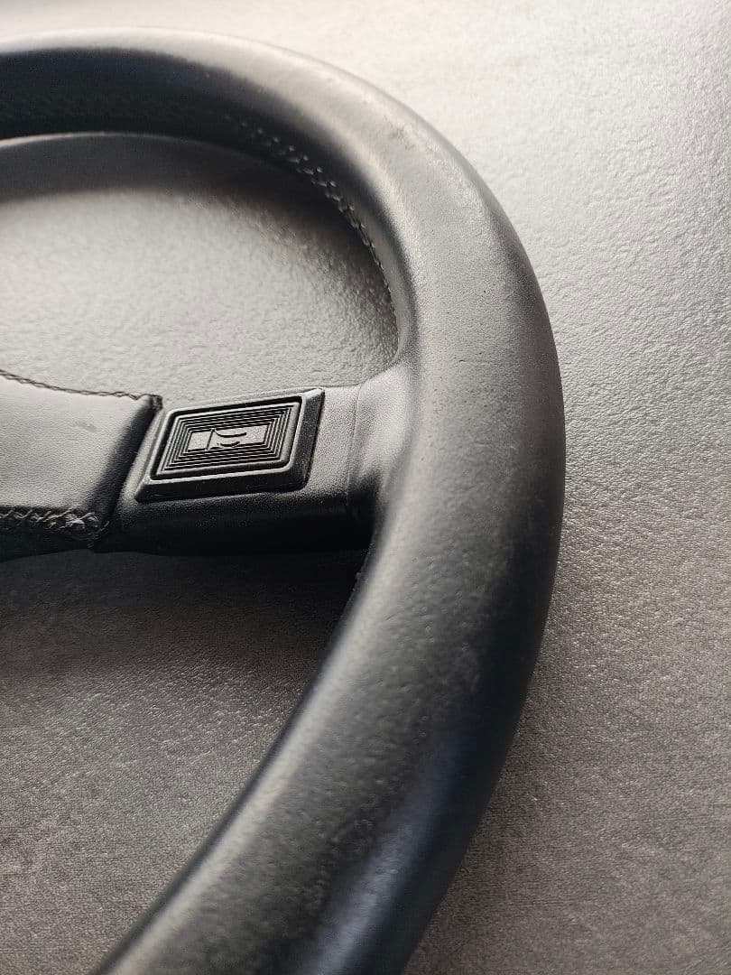 イタルボランテブラックレザー 3スポーク ステアリングホイール　直径約35cm