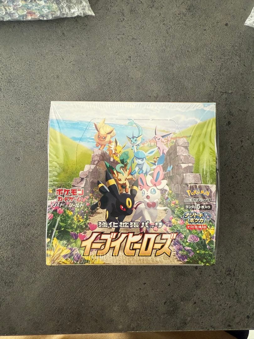 シュリンク付きイーブイヒーローズBOX