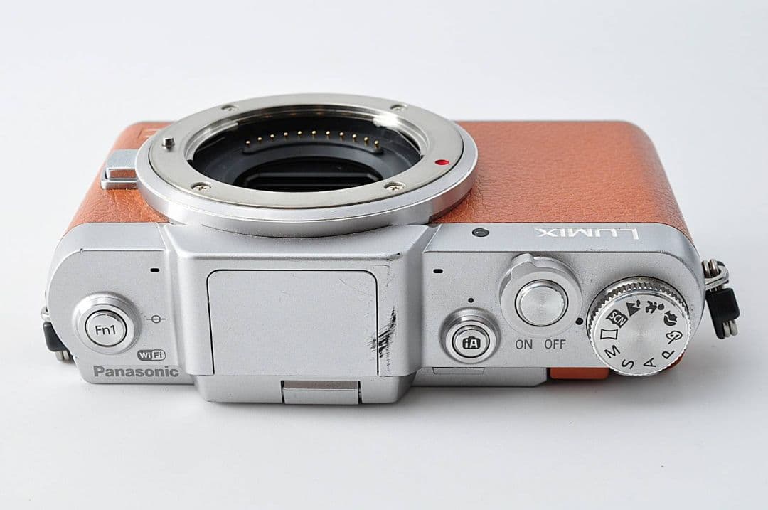 Panasonic DMC-GF7Wデジタル一眼レフ