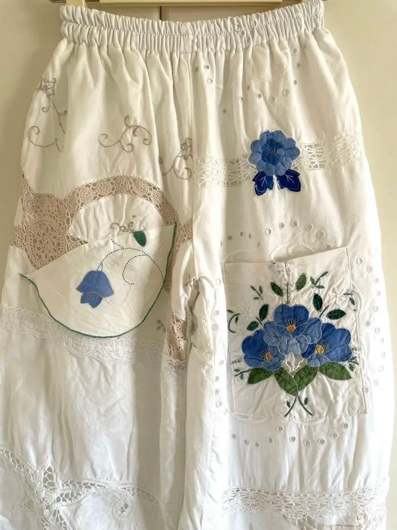 ヴンテージクロスリメイクパンツ　バテンレース 総裏地付き　　青い花刺繍