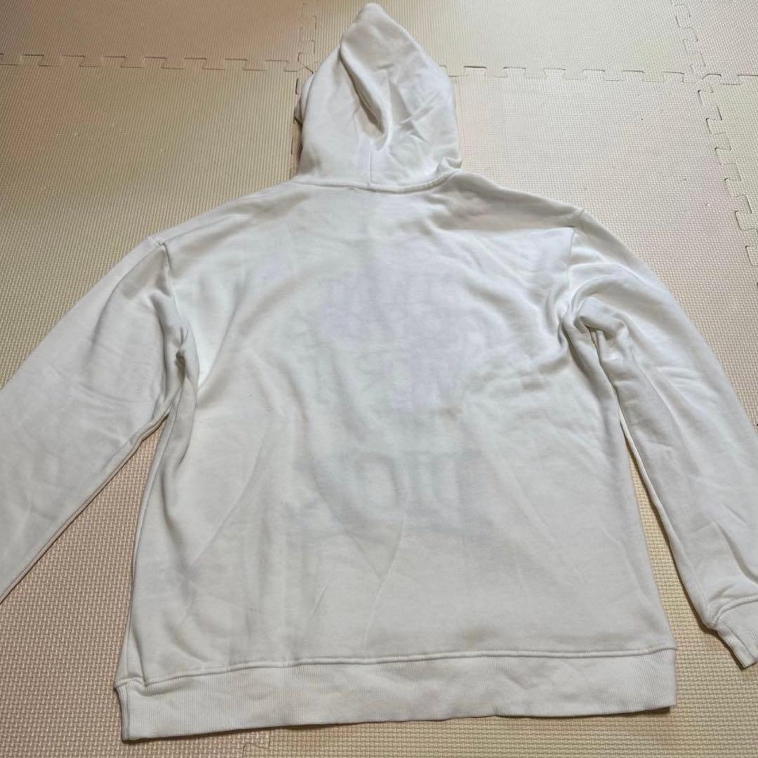 ホワイトパーカー　ロゴ入り　フーディー　フード付き